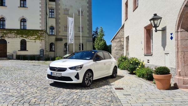 Ab Juni 2021: Opel Corsa E am Rathausplatz vor der Fronfeste