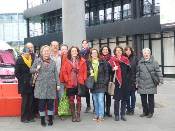 Die Gruppe aus der Ökomodellregion Waginger See-Rupertiwinkel fuhr mit dem Zug zur Prämierung nach Nürnberg, Ankunft vor der Messehalle (nicht auf dem Bild: Elke Ott und Bärbel Forster)