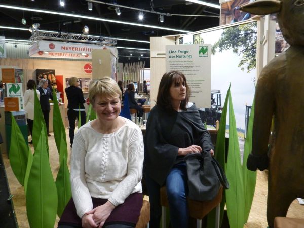 Elke Ott (Leader-Managerin) und Diana Linner (Radtourenleiterin) vor der Prämierung, beide haben den Ökoerlebnistag mitorganisiert.