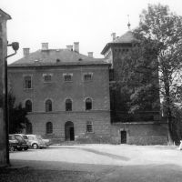 Vor dem alten Turm ist noch die Mauer zu sehen