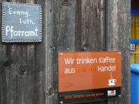Das evangelische Pfarrbüro zeigt es schon vor der Eingangstüre: Hier wird fair gehandelter Kaffee getrunken. Foto: Hannes Höfer