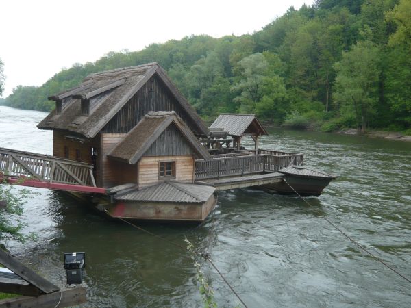 Eine schilfgedeckte Schiffsmühle bei Mureck