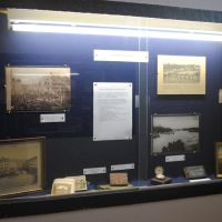 Vitrine am Eingang mit Informationen zum Archivbestand