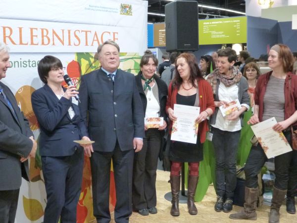 Mitte, rechts neben Minister Brunner: Roswitha Leitner (Hofcafe Mühlradl, Biogenussbuffet) und Jutta Staudt-Franzen (Bioladen Hof Glück, Biogenussfrühstück), nehmen die Urkunde in Empfang