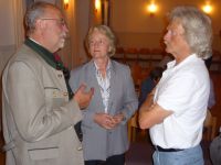 Weyarns 1. Bürgermeister Michael Pelzer im angeregten Gespräch mit Stadträtin Agnes Thanbichler und dem Laufener Altbürgermeister Ludwig Herzog.