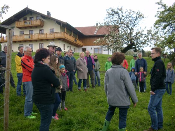 Führung auf dem Obstanger in Zözenberg (2. Von rechts – Anni Geisreiter)