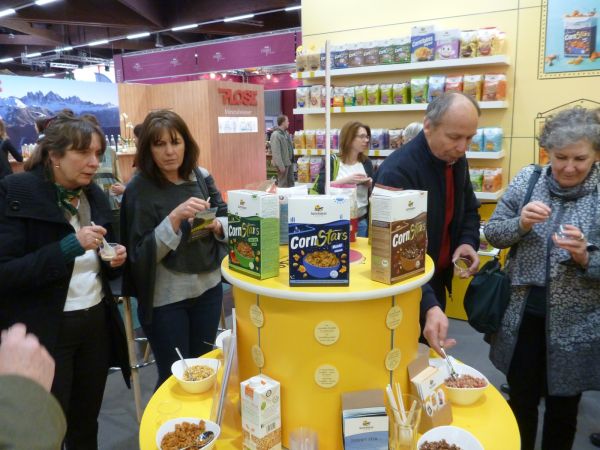 Vor der Prämierung besuchte die Waginger noch den Barnhouse-Stand, um die neuen Müslisorten mit Hafer und Dinkel aus der Ökomodellregion zu testen