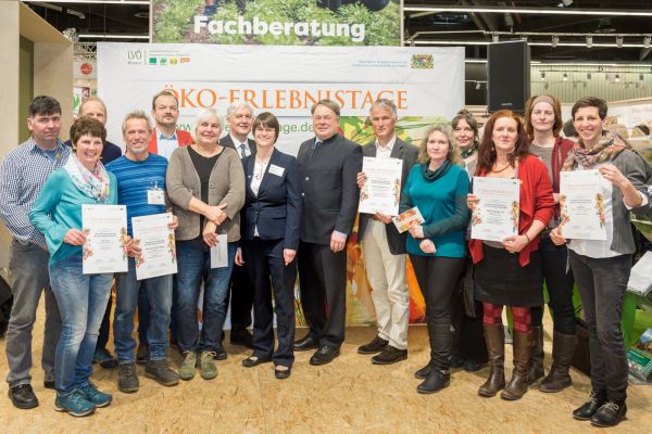 Minister Helmut Brunner (Mitte) zeichnet die Preisträger der Ökoerlebnistage aus