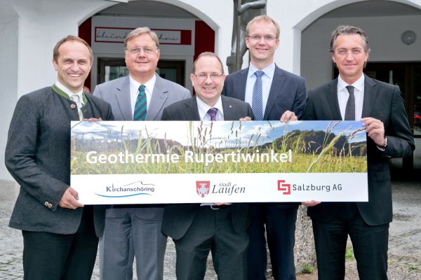 Gruppenaufnahme - von links nach rechts: Erster Bürgermeister von Kirchanschöring Hans-Jörg Birner, Dipl.-Ing. Thomas Neu - proG.E.O., Erster Bürgermeister von Laufen Hans Feil, Dr. Henning Prüß - Salzburg AG, Dr. Leonhard Schitter - Salzburg AG